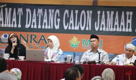 Founder NRA Grpup, Hj Irmawati Asrul SE (kiri) di salah satu sesi manasik calon jamaah haji NRA Group.