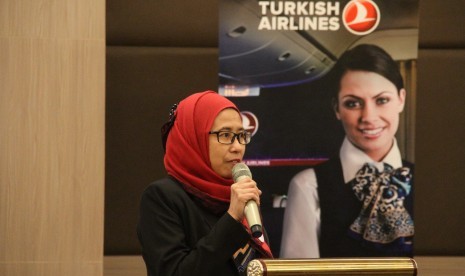 Founder Pasar Wisata Halal (PWH) Yeny Erika memberikan kata sambutan pada acara Product Presentation Eastern Halal Tour di Jakarta, Kamis (20/7).