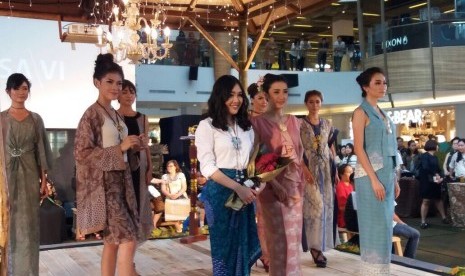 Founder SAVI Collection Vivia Setiawan (baju putih) di tengah fashion show produk SAVI dalam Darpa Nagari II yang berlangsung di 23 Paskal Shopping Centre, Kota Bandung, 6-8 Oktober 2017.