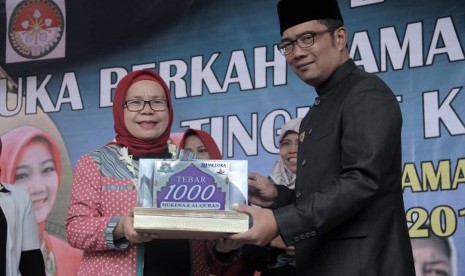 Founder Shafira Corporation Feny Mustafa menyerahkan bantuan 1.000 mukena dan Alquran secara simbolis kepada Wali Kota Bandung Ridwan Kamil dalam kegiatan 'Buka Berkah' Ramadhan di Kota Bandung, belum lama ini.  