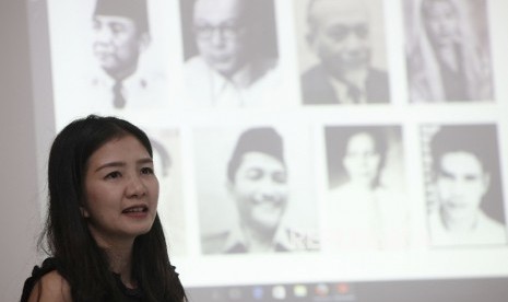 Founder Teater Keliling Dolfry Inda Suri memberikan pemaparan kepada awak Redaksi Harian Republika saat melakukan kunjungan di Gedung Harian Republika, Jakarta, Kamis (29/9).