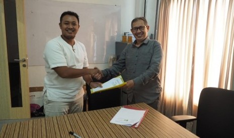 Founder Visi Indonesia sekaligus CEO MataAir Group Muhammad Abdul Idris bersama Rektor Sekolah Tinggi Agama Islam Madinatul Ilmi (STAIMI) Depok Drs Asep Kusnadi, MPd mendatangani perjanjian kerja sama dalam rangka peningkatan pendidikan, pelatihan dan penelitian serta peningkatan kualitas sumber daya manusia melalui kegiatan Kelas Menulis dan Komunikasi.