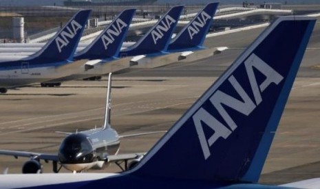 Four All Nippon Airways' (ANA) Boeing Co's 787 Dreamliner planes (top) are seen behind another ANA plane at Haneda airport in Tokyo January 29, 2013.