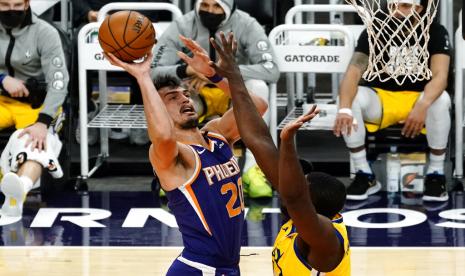 Foward Suns, Dario Saric melepaskan lemparan, 