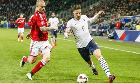 France's Olivier Giroud (L) challenges Simon Kjaer (R) of Denmark during their international friendly soccer match at the Geoffroy-Guichard stadium in Saint Etienne, March 29, 2015. 