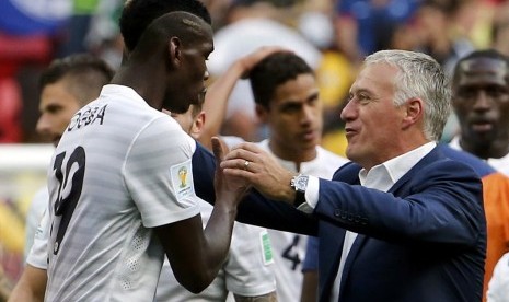 France's Paul Pogba and coach Didier Deschamps celebrate after Nigeria's Joseph Yobo (unseen) scored his own goal during their 2014 World Cup round of 16 game at the Brasilia national stadium in Brasilia June 30, 2014.