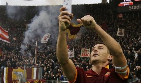 Francecso Totti saat ber-selfie.