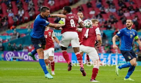 Francesco Acerbi dari Italia, kiri, melompat untuk merebut bola dengan David Alaba dari Austria, tengah, dan Martin Hinteregger dari Austria a Ahad (27/6) dini hari WIB.ad babak 16 besar kejuaraan sepak bola Euro 2020 antara Italia dan Austria di stadion Wembley di London, Ahad (27/6) dini hari WIB.