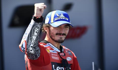 Francesco Bagnaia dari Italia merayakan kemenangannya setelah memenangkan balapan MotoGP Aragon di sirkuit MotorLand Aragon, di Alcaniz, Spanyol, Minggu, 12 September 2021.