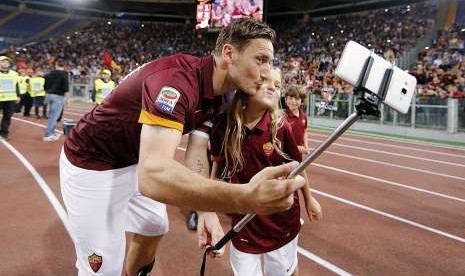 Francesco Totti berfoto wefie dengan anaknya.