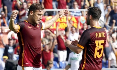 Francesco Totti (kiri) saat merayakan golnya ke gawang Empoli