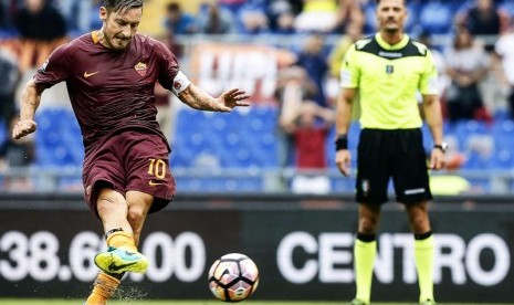 Francesco Totti saat mengeksekusi penalti.