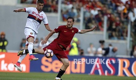 Francisco Totti dibayangi Miguel Veloso dalam pertandingan AS Roma melawan Genoa CFC di Stadion Olympico, Roma, Senin (29) dini hari.