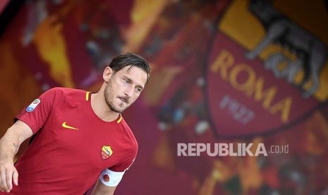 Francisco Totti menjalani pertandingan terakhir bersama AS Roma melawan Genoa CFC di Stadion Olympico, Roma, Senin (29) dini hari.