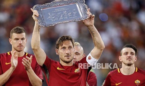 Francisco Totti menjalani pertandingan terakhir bersama AS Roma melawan Genoa CFC di Stadion Olympico, Roma, Senin (29) dini hari.