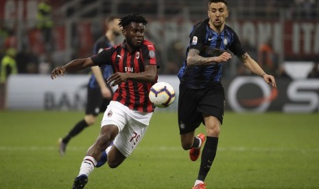 Franck Kessie (kiri) saat membela AC Milan melawan Inter Milan.