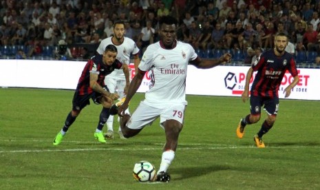 Franck Kessie saat mencetak gol ke gawang Crotone akhir pekan lalu.