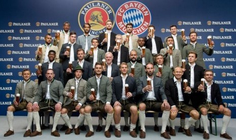 Franck Ribery (bawah, kedua kiri) dan Mehdi Benatia (atas kedua kiri) tak memegang bir saat sesi foto tim