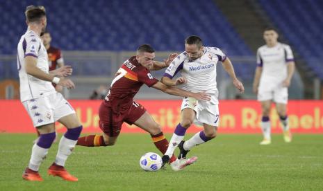  Pemain Fiorentina Franck Ribery (kanan) bertarung memperebutkan bola dengan pemain Roma Jordan Veretout saat pertandingan sepak bola Serie A Italia antara Roma dan Fiorentina di Stadion Olimpiade Roma, Senin (2/11) dini hari WIB.