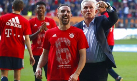 Franck Ribery (kiri) bersama pelatih Bayern Muenchen Jupp Heynckess merayakan gelar ke-28 Die Roten pada Bundesliga.