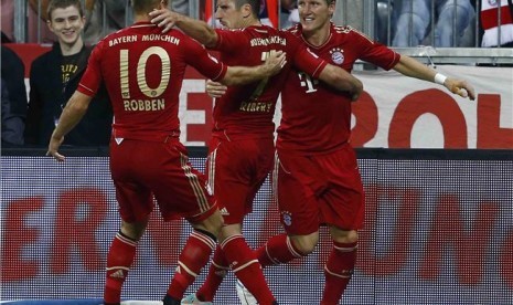  Franck Ribery (tengah) bersama Arjen Robben (kiri) dan  Bastian Schweinsteiger. 