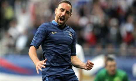 Franck Ribery, winger timnas Prancis, meluapkan emosi kegembiraannya usai mencetak gol dalam laga uji coba lawan Serbia di Reims, Prancis, Kamis (31/5). 