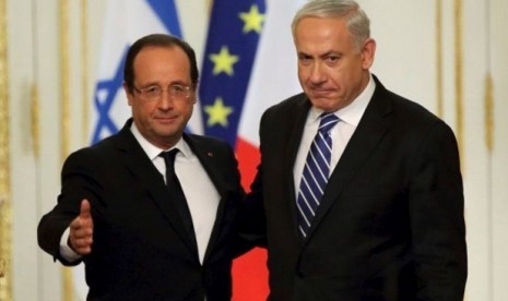 Francois Hollande (kiri) dan Benyamin Netanyahu (kanan) sebelum tampil di jumpa pers bersama di Istana Elysee , Prancis.