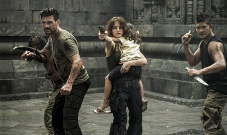 Frank Grillo (kiri) bersama Iko Uwais (paling kanan) dalam film Beyond Skyline.