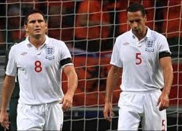 Frank Lampard dan Rio Ferdinand saat berkostum Timnas Inggris. Keduanya dikabarkan diminati klub Liga Cina,Guizhou Renhe. 