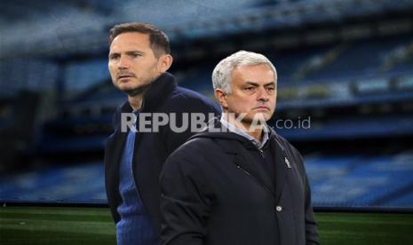 Juru taktik Chelsea, Frank Lampard (kiri) adan pelatih Spurs Jose Mourinho.