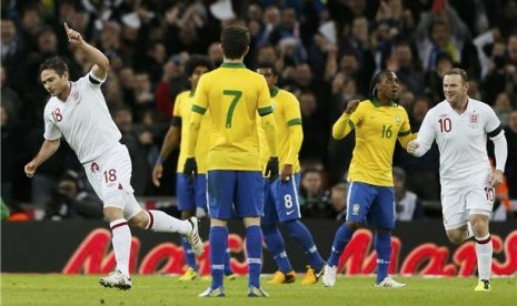 Frank Lampard (kiri), gelandang timnas Inggris, merayakan golnya saat menghadapi Brazil di laga persahabatan di Stadion Wembley, London, Kamis (7/2). 