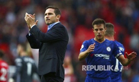 Frank Lampard memberikan applaus kepada penonton usai laga liga Inggris antara Manchester United melawan Chelsea di Stadion Old Trafford, Manchester, Ahad (11/8) waktu setempat.