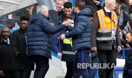 Frank Lampard menyalami Jose Mourinho usai laga antara Chelsea melawan Tottenham Hotspurdi Stamford Bridge, London, Sabtu (22/2).   