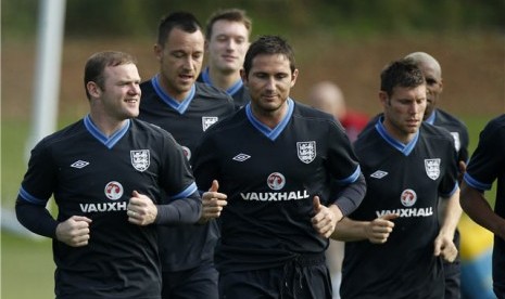 Frank Lampard (tengah) bersama rekan setimnya menggelar latihan di London Colney, Inggris, Selasa (29/5). 