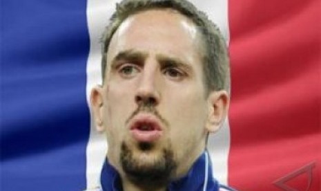 Frank Ribery di depan bendera Prancis.