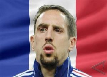 Frank Ribery di depan bendera Prancis.