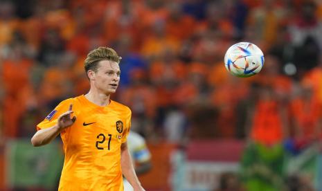  Frankie de Jong dari Belanda melihat bola selama Piala Dunia, pertandingan sepak bola grup A antara Senegal dan Belanda di Stadion Al Thumama di Doha, Qatar, Senin, 21 November 2022.