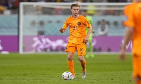  Frankie de Jong dari Belanda (tengah) mengontrol bola selama pertandingan sepak bola grup A Piala Dunia antara Belanda dan Ekuador di Stadion Internasional Khalifa di Doha, Qatar, Jumat, 25 November 2022. 