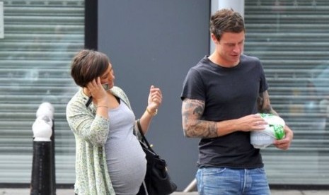  Frankie Sandford dan kekasihnya Wayne Bridge saat berjalan di Kota London