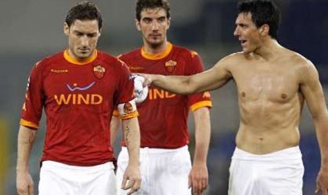 Fransesco Totti dan dua rekan setim (Foto:Reuters