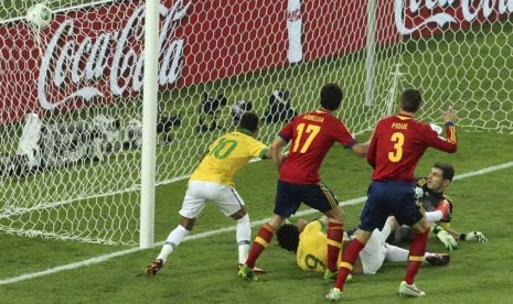  Fred (bawah) mencetak gol pertama Brasil, dalam pertandingan final sepak bola Piala Konfederasi antara Brasil dan Spanyol di stadion Maracana di Rio de Janeiro, Brasil, Ahad (30/6).     (AP Photo / Eugene Hoshiko)