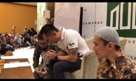 Freddy Siauw (baju putih) saat mengucap kalimat syahadat.