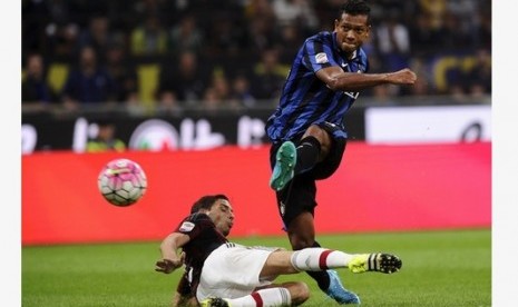 Fredy Guarin saat mencetak gol ke gawang AC Milan