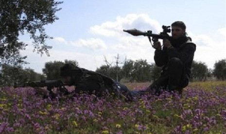 Free Syrian Army fighters hold their weapons and take positions in preparation for what they say is an ambush against forces loyal to Syria's President Bashar al-Assad, last week. (file photo)