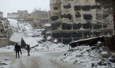 Free Syrian Army members patrol Jouret al Shayah area during a snowstorm in Homs January 9, 2013. (illustration)  