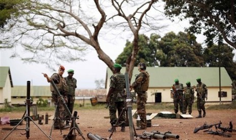 French and Rwandan troops inspect weapons left by Seleka militias after they evacuated the Kasai camp in Bangui, Central African Republic, Tuesday Jan. 28, 2014.