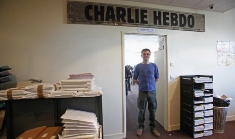 French cartoonist Charb, publishing director of French satirical weekly Charlie Hebdo, poses for photographs at their offices in Paris, September 19, 2012. Charlie Hebdo published cartoons of the Prophet Mohammad PBUH on Wednesday, a decision criticised by the French authorities which sent riot police to protect the magazine's offices.   