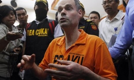 French national Francois Jacques Giuily speaks to reporters at a press conference in Denpasar, Bali, Jan. 20, 2014.