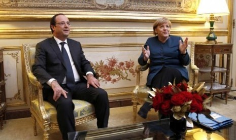 French President Francois Hollande and German Chancellor Angela Merkel (right) meet in President's office prior to a dinner at the Elysee Palace, in Paris, December 18, 2013. (File photo)