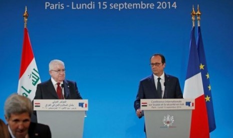 French President Francois Hollande (right) and Iraq's President Fuad Masum are at the opening of an international conference in Paris bringing together about 30 countries to discuss the fight against Islamic State militants, September 15, 2014.